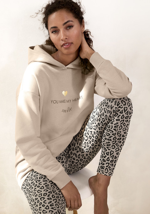 Bild: Hoodie von LASCANA: Hoodie von Lascana mit Kapuze. Statementprint vorn. Rippbündchen an den Ärmeln. Gerader Saum. Figurumspielende, lockere Passform mit überschnittenen Schulternähten. Softe Sweatqualität.