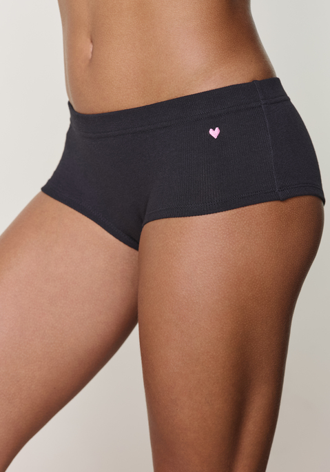 Bild: Hüftpanty von LASCANA: Hipsterpantys von Lascana im 3er Pack mit seitlicher Herz-Stickerei. Bequemer, etwas breiterer Bund. Elastische Baumwoll-Ripp-Qualität.