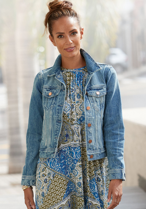 Bild: Jeansjacke von LASCANA: Kurze Jeansjacke von Lascana. Klassische Form mit Knopfleiste und 2 aufgesetzten Brusttaschen. Zusätzlich zwei Eingrifftaschen. Passt zu lässigen Looks. Weicher Denim in Used-Optik.