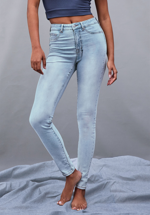 Bild: Jeansjeggings von LASCANA: Hochgeschnittene Jeggings in Röhrenform von Lascana. Klassischer 5-Pocket-Stil. Mit Gürtelschlaufen. Hochwertige Jeansqualität mit Stretchanteil. Innenbeinlänge ca 73cm.