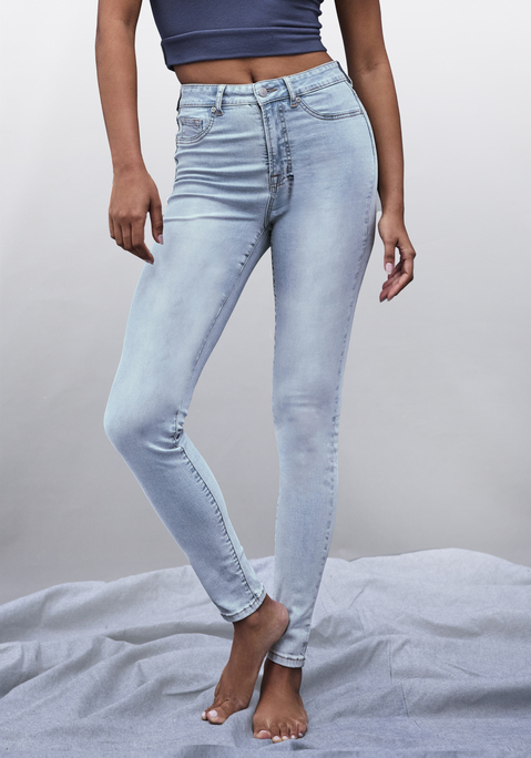 Bild: Jeansjeggings von LASCANA: Hochgeschnittene Jeggings in Röhrenform von Lascana. Klassischer 5-Pocket-Stil. Mit Gürtelschlaufen. Hochwertige Jeansqualität mit Stretchanteil. Innenbeinlänge ca 73cm.