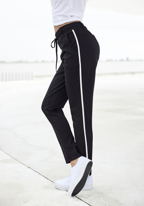 Bild: Jogger Pants von LASCANA: Joggpants von Lascana. Seitlicher Seitenstreifen entlang der Beine. Bündchen mit Bindeband und Gürtelschlaufen. Aus  70% Viskose, 25% Polyamid, 5% Elasthan.