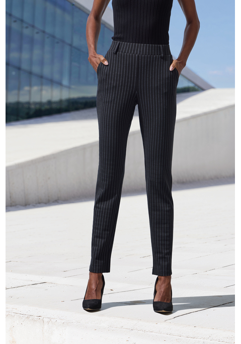 Bild: Jogger Pants von LASCANA: Gemusterte Joggpants von Lascana mit modischem Allovermuster. Hohe Taille für Halt und Komfort. Schmale Beinform. Perfekte Basis für Freizeit-Outfits. Elastisches Material für guten Sitz.