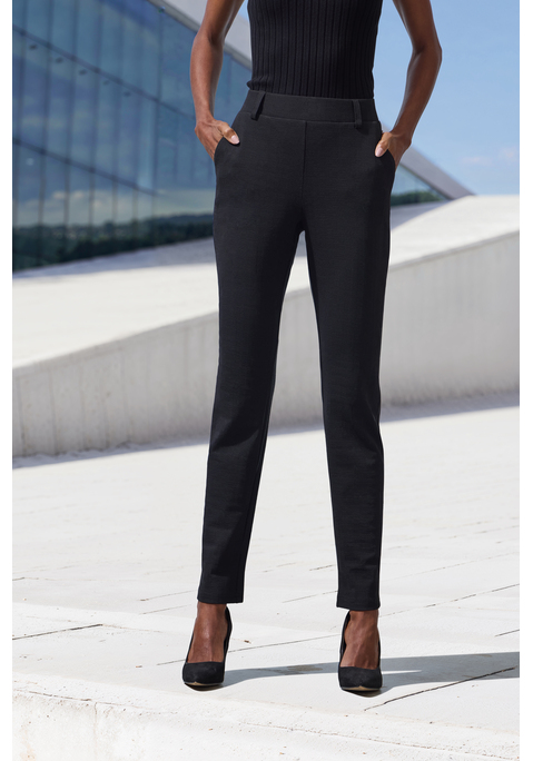 Bild: Jogger Pants von LASCANA: Gemusterte Joggpants von Lascana mit modischem Allovermuster. Hohe Taille für Halt und Komfort. Schmale Beinform. Perfekte Basis für Freizeit-Outfits. Elastisches Material für guten Sitz.