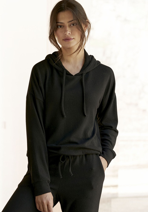 Bild: Kapuzenpullover von LASCANA: Hoodie von Lascana. Unifarbenes Design. Kapuzenkordeln. Lange Ärmel mit überschnittenen Schultern und gerippten Bündchen. Weiche Strickware.