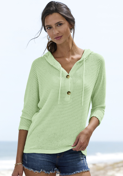 Bild: Kapuzenshirt von LASCANA: <b>Sportlicher Sommer-Style mit Kapuze: das Kapuzenshirt von Lascana mit aufgesetzter Knopfleiste</b><br><br>Das <b>Kapuzenshirt von Lascana</b> bringt mit seiner aufgesetzten Knopfleiste einen sportlich-legeren Twist in die Sommergarderobe. Die Kombination aus Kapuze und dekorativer Knopfleiste macht aus dem Sommerhoodie ein Oberteil mit deutlichem Wiedererkennungswert und hebt es von klassischen Basic-Kapuzenshirts ab. Der unifarbene Look lässt die besonderen Details klar zur Geltung kommen und sorgt für einen unaufdringlich stylischen Auftritt.<br><br><b>Luftige Struktur und pflegeleichte Qualität im Alltag</b><br><br>Eine leicht transparente Waffelstruktur sorgt für luftigen Tragekomfort und lässt das Strickmaterial angenehm auf der Haut wirken. Der Stoff ist bügelfrei, wodurch sich der Hoodie nach der Wäsche direkt wieder anziehen lässt. Die normale Passform sitzt angenehm am Körper, während die 3/4-langen Ärmel für eine luftige Note an warmen Abenden sorgen. Für die Reinigung reicht eine einfache Maschinenwäsche.<br><br><b>Wenn die Sonne untergeht: Outfit-Ideen für laue Sommerabende</b><br><br>So gelingt der Übergang in den Abend: Eine weiche Jogginghose und Sneaker verleihen dem Hoodie einen unkomplizierten Freizeit-Look. Mit legeren Chinos und flachen Sandalen wirkt er ebenso stimmig für laue Abende unterwegs. Eine kleine Bauchtasche rundet den sportlich-lässigen Auftritt praktisch ab.<br><br>Das <b>Kapuzenshirt von Lascana</b> bringt Individualität in laue Sommerabende.