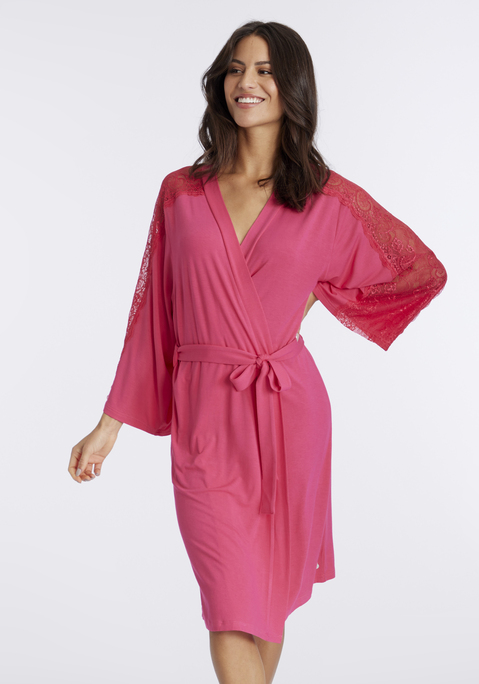 Bild: Kimono von LASCANA: Eleganter unifarbener Kimono von Lascana mit Spitze entlang der Ärmel. Abnehmbarer Gürtel zum Binden. Kurze, legere Passform. Weich fließende, elastische Viskoseware.