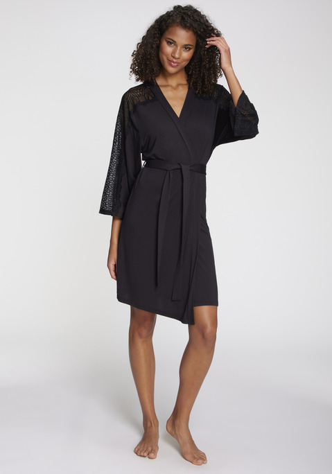 Bild: Kimono von LASCANA: Ein Hauch von Luxus: edler Kimono von Lascana mit Spitzeneinsätzen an den weiten Ärmeln. Bindegürtel zum Verschließen. Angenehm weiche Qualität mit Viskose.