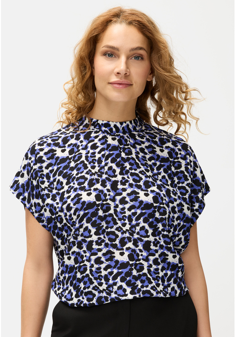 Bild: Kurzarmbluse von LASCANA: Druckbluse von Lascana. Mit kleinem Stehkragen und weiten, überschnittenen Ärmeln. Schlitz mit Knopfverschluss im Nacken. Gerader Saumabschluss. Fließende Viskose.