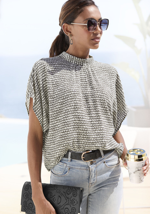 Bild: Kurzarmbluse von LASCANA: Bluse von Lascana mit Kettenhemd-Alloverprint. Schmaler Stehkragen. Kleiner Schlitz mit 2-Knopf-Verschluss hinten. Kurze Kimonoärmel. Gerader Blusensaum. Lockere, luftige Passform. Webware aus Viskose.