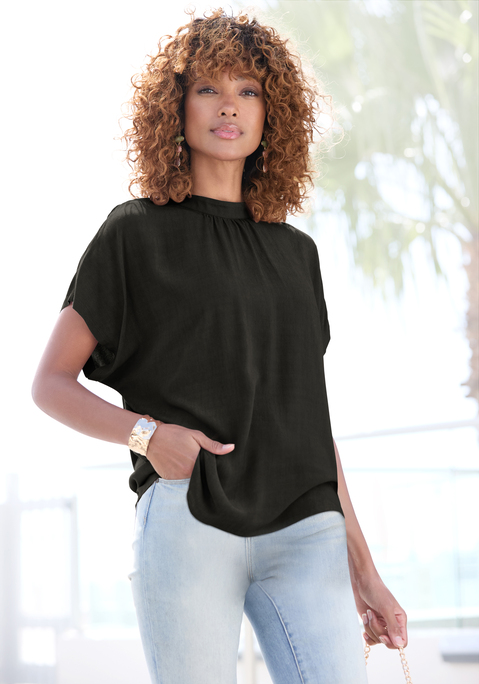 Bild: Kurzarmbluse von LASCANA: Schöne Sommerbluse von Lascana mit kleinem Stehkragen. Schlitz mit Knopfverschluss im Nacken. Figurumspielende Passform mit weiten, überschnittenen kurzen Ärmeln. Gerader Saumabschluss. Schön zu engen Hosen oder Röcken. Weich fließender Webstoff aus Viskose.