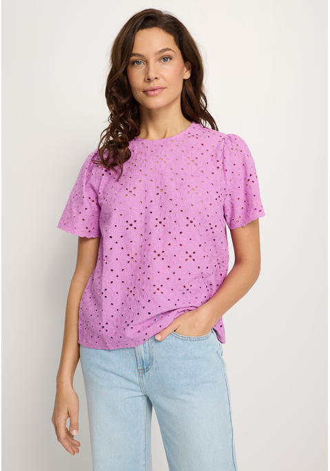 Bild: Kurzarmbluse von LASCANA: Kurzarmbluse von Lascana. Rundhalsausschnitt mit Schlitz und Knopfverschluss hinten. Kurze Puffärmel mit gewelltem Saumabschluss. Gerade geschnitten. Komplett mit Lochstickerei. Leichte, feine Baumwollqualität.