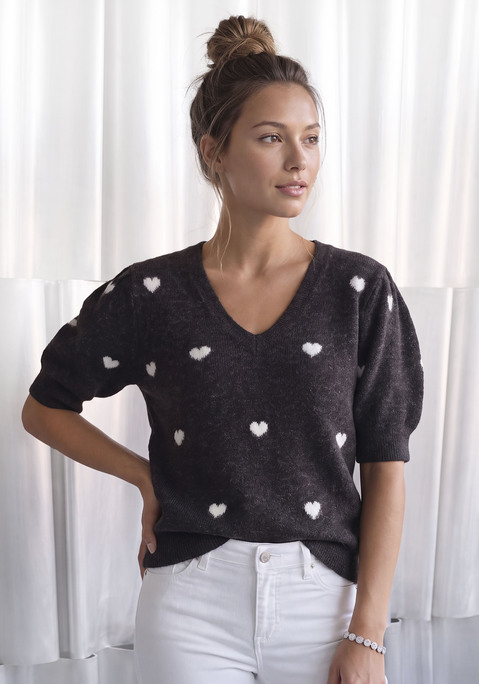 Bild: Kurzarmpullover von LASCANA: <b>Verspielte Frische: der Kurzarmpullover von Lascana mit charmantem Herzmuster</b><br><br>Der <b>Kurzarmpullover von Lascana</b> vereint kuschelige Strickqualität mit einem sommerlich leichten Kurzarm-Design und einem verspielten Herzchenmuster im Jacquard. Diese Kombination macht den Strickpullover zum perfekten Übergangsstück, das sich zwischen den Jahreszeiten stilvoll behaupten kann. Das Motiv bringt eine liebevoll-romantische Note in jeden Look.<br><br><b>Trendige Details und weiche Abschlüsse</b><br><br>Kurze Puffärmel setzen einen femininen Akzent und verleihen dem Oberteil eine moderne, verspielte Silhouette. Die gerade Passform schmeichelt der Figur und lässt sich vielseitig kombinieren. Weiche Rippstrickabschlüsse an Ärmeln und Saum runden das Modell sauber ab. Die hüftlange Länge harmoniert sowohl mit hoch geschnittenen als auch mit tief sitzenden Unterteilen. Das kuschelige Material fühlt sich angenehm auf der Haut an. Die Maschinenwäsche sorgt für unkomplizierte Pflege im Alltag.<br><br><b>Sommerliche und frühlingshafte Kombinationen</b><br><br>Zu einer Culotte-Jeans und weißen Sneakern entsteht ein frischer Frühlingslook für den Tag. Kombiniert mit einem plissierten Midirock und Ballerinas wirkt der Strickpulli besonders feminin und eignet sich für Brunchdates oder Café-Besuche. Über einer Slim-fit-Hose mit Loafern und Perlenohrringen gelingt ein eleganter Bürolook. Für laue Sommerabende harmoniert der Pullover mit Shorts aus Leinen und Riemchensandalen. Eine kleine Umhängetasche und ein feiner Ledergürtel komplettieren jedes Outfit.<br><br>Der <b>Kurzarmpullover von Lascana</b> ist ein charmanter Begleiter für stilbewusste Übergangstage.