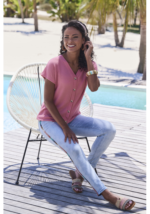 Bild: Kurzarmshirt von LASCANA: Luftiges T-Shirt von Lascana. V-Ausschnitt mit modischer Zierknopfleiste und Knöpfen in Hornoptik. Gummizug am Bund für eine lockere Passform. Aus weicher Piqué-Qualität mit recyceltem Polyester.