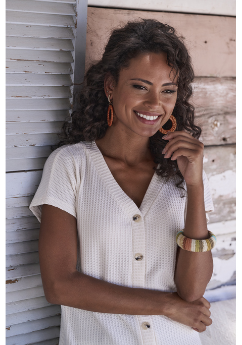 Bild: Kurzarmshirt von LASCANA: Luftiges T-Shirt von Lascana. V-Ausschnitt mit modischer Zierknopfleiste und Knöpfen in Hornoptik. Gummizug am Bund für eine lockere Passform. Aus weicher Piqué-Qualität mit recyceltem Polyester.