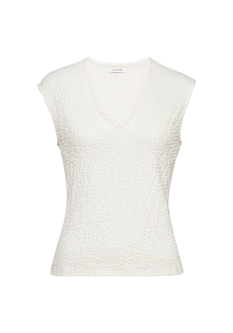 Bild: Kurzarmshirt von LASCANA: <h3>Eleganz trifft Komfort: das Kurzarmshirt von <strong>LASCANA</strong></h3>
<p>
Das Top von <strong>LASCANA</strong> überzeugt mit einem schmeichelnden V-Ausschnitt, der das Dekolleté auf elegante Weise in Szene setzt. Die figurbetonte Passform umschmeichelt die Silhouette und sorgt für einen selbstbewussten Auftritt. Der gerade Saumabschluss verleiht dem Shirt eine moderne Note und macht es vielseitig kombinierbar. Die modische Strukturware ist bügelfrei, was den Pflegeaufwand minimiert und für einen stets gepflegten Look sorgt.
</p>

<h4>Hochwertige Materialien und Pflegehinweise</h4>
<p>
Das Kurzarmshirt zeichnet sich durch seinen hohen Tragekomfort aus, der durch die weiche Strukturware unterstützt wird. Diese sorgt dafür, dass es nicht nur gut aussieht, sondern sich auch angenehm anfühlt. Die figurbetonte Passform bietet ausreichend Bewegungsfreiheit, während die kurze Ärmellänge ideal für warme Tage ist. Es ist pflegeleicht und kann problemlos in der Maschine gewaschen werden, was es zu einem praktischen Begleiter im Alltag macht.
</p>

<h4>Vielfältige Kombinationsmöglichkeiten</h4>
<p>
Dieses vielseitige Oberteil ist perfekt für zahlreiche Anlässe geeignet. Kombinierbar mit einer eleganten Jeans oder einem luftigen Rock, eignet sich das Shirt hervorragend für Freizeitaktivitäten oder entspannte Treffen mit Freunden. Für den sportlicheren Look kann es mit Shorts und trendigen Sneakers kombiniert werden. Accessoires wie eine schicke Halskette runden das Outfit ab und setzen zusätzliche Akzente.
</p>

<p>Mit diesem Top von <strong>LASCANA</strong> wird jeder Auftritt zum modischen Highlight. Zeitlos, bequem und vielseitig – ein absolutes Must-have!</p>