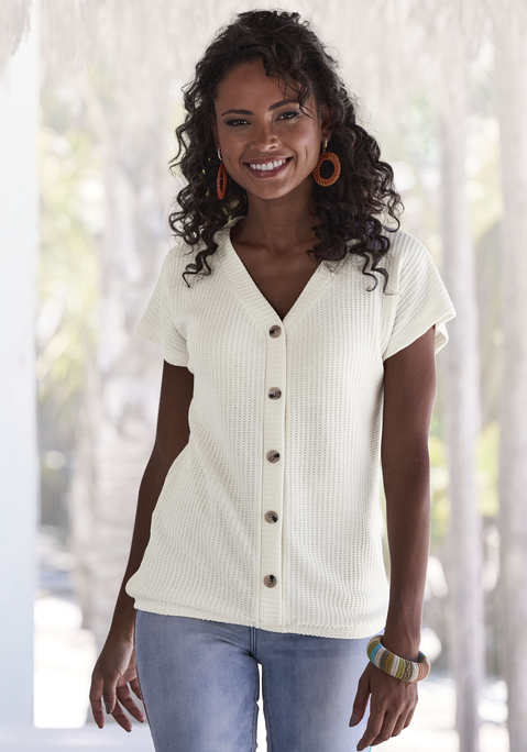 Bild: Kurzarmshirt von LASCANA: Luftiges T-Shirt von Lascana. V-Ausschnitt mit modischer Zierknopfleiste und Knöpfen in Hornoptik. Gummizug am Bund für eine lockere Passform. Aus weicher Piqué-Qualität mit recyceltem Polyester.