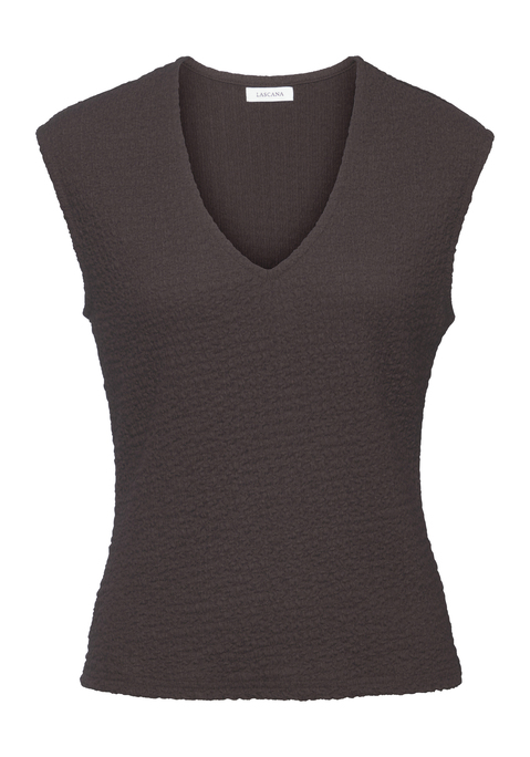 Bild: Kurzarmshirt von LASCANA: <h3>Eleganz trifft Komfort: das Kurzarmshirt von <strong>LASCANA</strong></h3>
<p>
Das Top von <strong>LASCANA</strong> überzeugt mit einem schmeichelnden V-Ausschnitt, der das Dekolleté auf elegante Weise in Szene setzt. Die figurbetonte Passform umschmeichelt die Silhouette und sorgt für einen selbstbewussten Auftritt. Der gerade Saumabschluss verleiht dem Shirt eine moderne Note und macht es vielseitig kombinierbar. Die modische Strukturware ist bügelfrei, was den Pflegeaufwand minimiert und für einen stets gepflegten Look sorgt.
</p>

<h4>Hochwertige Materialien und Pflegehinweise</h4>
<p>
Das Kurzarmshirt zeichnet sich durch seinen hohen Tragekomfort aus, der durch die weiche Strukturware unterstützt wird. Diese sorgt dafür, dass es nicht nur gut aussieht, sondern sich auch angenehm anfühlt. Die figurbetonte Passform bietet ausreichend Bewegungsfreiheit, während die kurze Ärmellänge ideal für warme Tage ist. Es ist pflegeleicht und kann problemlos in der Maschine gewaschen werden, was es zu einem praktischen Begleiter im Alltag macht.
</p>

<h4>Vielfältige Kombinationsmöglichkeiten</h4>
<p>
Dieses vielseitige Oberteil ist perfekt für zahlreiche Anlässe geeignet. Kombinierbar mit einer eleganten Jeans oder einem luftigen Rock, eignet sich das Shirt hervorragend für Freizeitaktivitäten oder entspannte Treffen mit Freunden. Für den sportlicheren Look kann es mit Shorts und trendigen Sneakers kombiniert werden. Accessoires wie eine schicke Halskette runden das Outfit ab und setzen zusätzliche Akzente.
</p>

<p>Mit diesem Top von <strong>LASCANA</strong> wird jeder Auftritt zum modischen Highlight. Zeitlos, bequem und vielseitig – ein absolutes Must-have!</p>