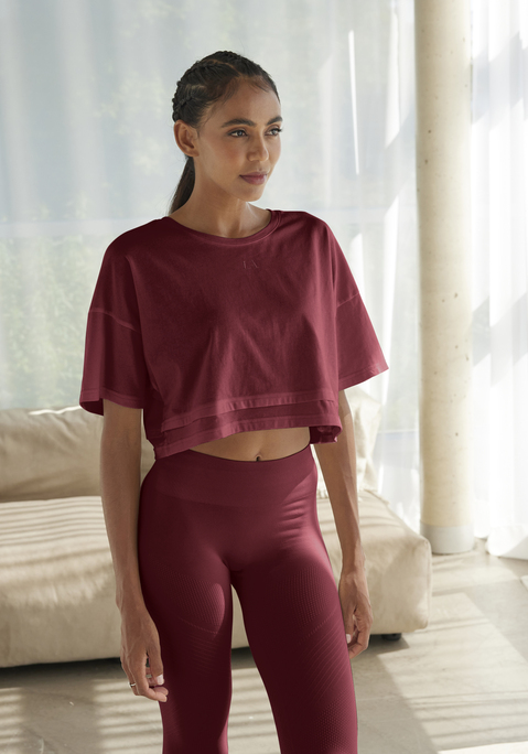 Bild: Kurzarmshirt von LASCANA: Lässiges Cropped-Shirt von Lascana mit Rundhalsausschnitt und lässig überschnittenen Schultern. Saum im Lagen-Look. Tonige Markenstickerei vorn. Weite, kastige Passform mit modisch verkürzter Länge. Elastischer Baumwolljersey.