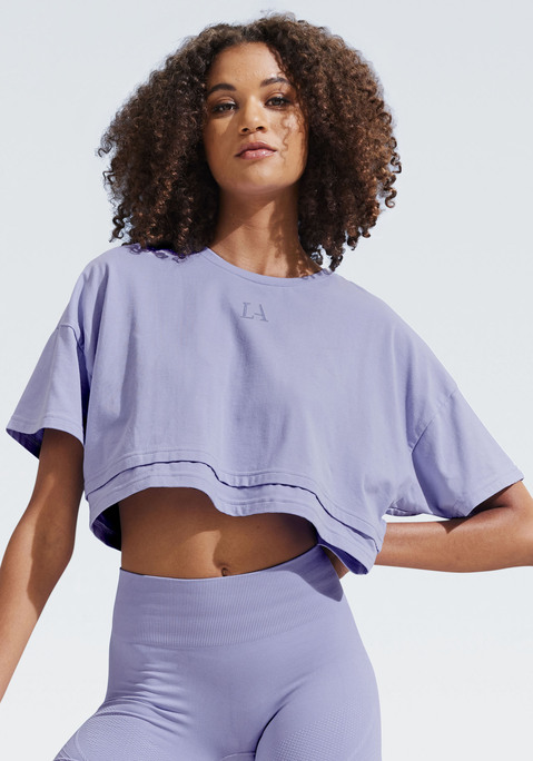 Bild: Kurzarmshirt von LASCANA: Lässiges Cropped-Shirt von Lascana mit Rundhalsausschnitt und lässig überschnittenen Schultern. Saum im Lagen-Look. Tonige Markenstickerei vorn. Weite, kastige Passform mit modisch verkürzter Länge. Elastischer Baumwolljersey.