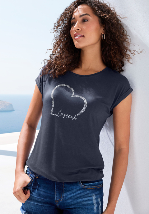 Bild: Kurzarmshirt von LASCANA: T-Shirt von Lascana mit großem Frontprint und Markenschriftzug. Rundhalsausschnitt mit Bündchen. Nahtlos angesetzte Krempelärmel. Bund mit Gummizug für eine lässige Passform. Weich fließender Viskosejersey.