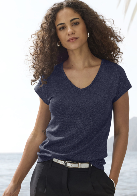 Bild: Kurzarmshirt von LASCANA: T-Shirt von Lascana mit feinem Glitzereffekt. V-Ausschnitt. Legere Passform. Weiche Qualität mit Viskose.