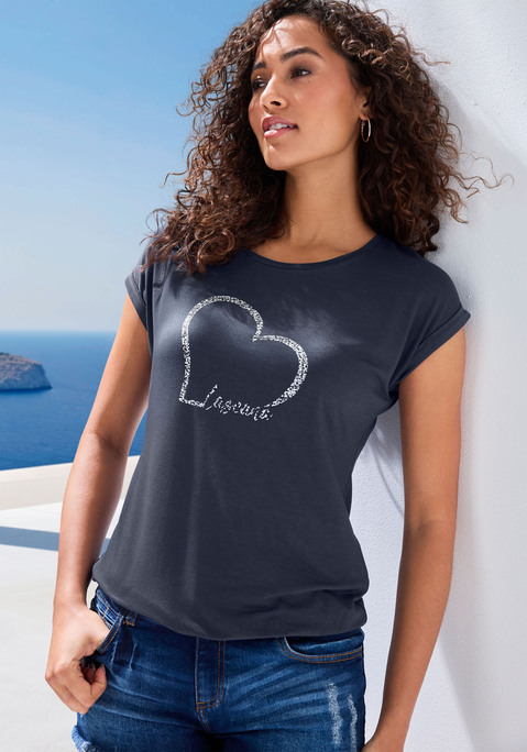 Bild: Kurzarmshirt von LASCANA: T-Shirt von Lascana mit großem Frontprint und Markenschriftzug. Rundhalsausschnitt mit Bündchen. Nahtlos angesetzte Krempelärmel. Bund mit Gummizug für eine lässige Passform. Weich fließender Viskosejersey.