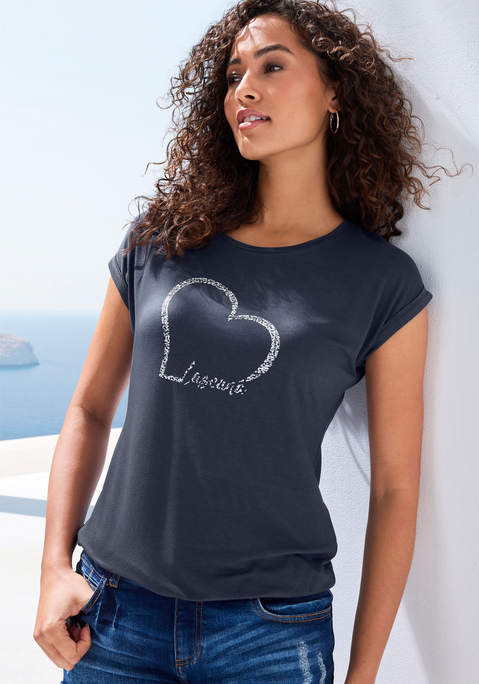 Bild: Kurzarmshirt von LASCANA: T-Shirt von Lascana mit großem Frontprint und Markenschriftzug. Rundhalsausschnitt mit Bündchen. Nahtlos angesetzte Krempelärmel. Bund mit Gummizug für eine lässige Passform. Weich fließender Viskosejersey.