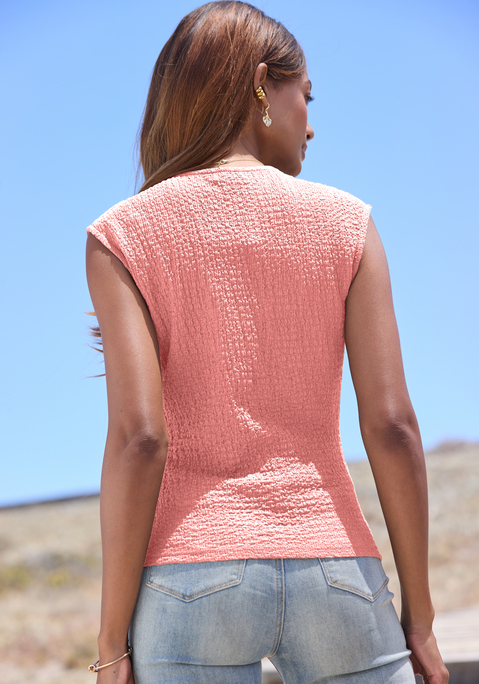 Bild: Kurzarmshirt von LASCANA: <h3>Eleganz trifft Komfort: das Kurzarmshirt von <strong>LASCANA</strong></h3>
<p>
Das Top von <strong>LASCANA</strong> überzeugt mit einem schmeichelnden V-Ausschnitt, der das Dekolleté auf elegante Weise in Szene setzt. Die figurbetonte Passform umschmeichelt die Silhouette und sorgt für einen selbstbewussten Auftritt. Der gerade Saumabschluss verleiht dem Shirt eine moderne Note und macht es vielseitig kombinierbar. Die modische Strukturware ist bügelfrei, was den Pflegeaufwand minimiert und für einen stets gepflegten Look sorgt.
</p>

<h4>Hochwertige Materialien und Pflegehinweise</h4>
<p>
Das Kurzarmshirt zeichnet sich durch seinen hohen Tragekomfort aus, der durch die weiche Strukturware unterstützt wird. Diese sorgt dafür, dass es nicht nur gut aussieht, sondern sich auch angenehm anfühlt. Die figurbetonte Passform bietet ausreichend Bewegungsfreiheit, während die kurze Ärmellänge ideal für warme Tage ist. Es ist pflegeleicht und kann problemlos in der Maschine gewaschen werden, was es zu einem praktischen Begleiter im Alltag macht.
</p>

<h4>Vielfältige Kombinationsmöglichkeiten</h4>
<p>
Dieses vielseitige Oberteil ist perfekt für zahlreiche Anlässe geeignet. Kombinierbar mit einer eleganten Jeans oder einem luftigen Rock, eignet sich das Shirt hervorragend für Freizeitaktivitäten oder entspannte Treffen mit Freunden. Für den sportlicheren Look kann es mit Shorts und trendigen Sneakers kombiniert werden. Accessoires wie eine schicke Halskette runden das Outfit ab und setzen zusätzliche Akzente.
</p>

<p>Mit diesem Top von <strong>LASCANA</strong> wird jeder Auftritt zum modischen Highlight. Zeitlos, bequem und vielseitig – ein absolutes Must-have!</p>