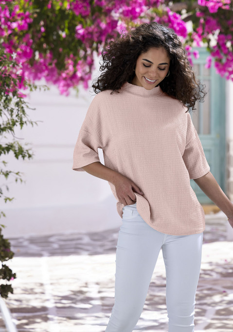 Bild: Kurzarmshirt von LASCANA: Locker geschnittenes Shirt von Lascana. Stehkragen. Überschnittene Schultern, halbe Ärmel. Strukturierte Crêpeware mit recyceltem Polyester.