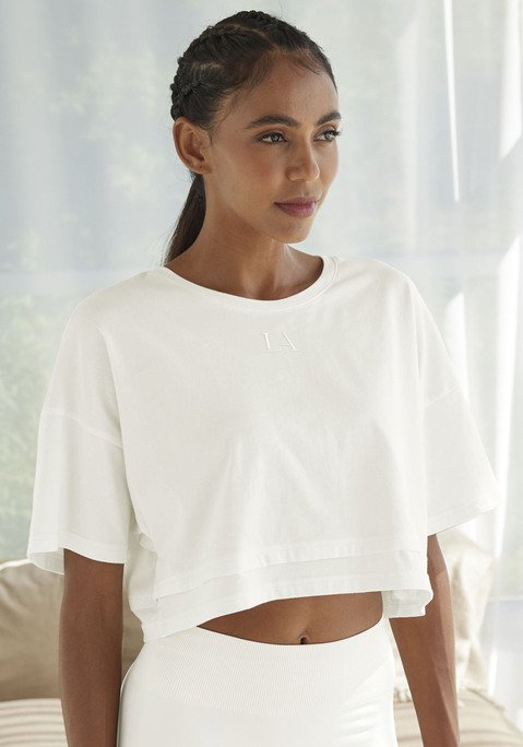 Bild: Kurzarmshirt von LASCANA: Lässiges Cropped-Shirt von Lascana mit Rundhalsausschnitt und lässig überschnittenen Schultern. Saum im Lagen-Look. Tonige Markenstickerei vorn. Weite, kastige Passform mit modisch verkürzter Länge. Elastischer Baumwolljersey.