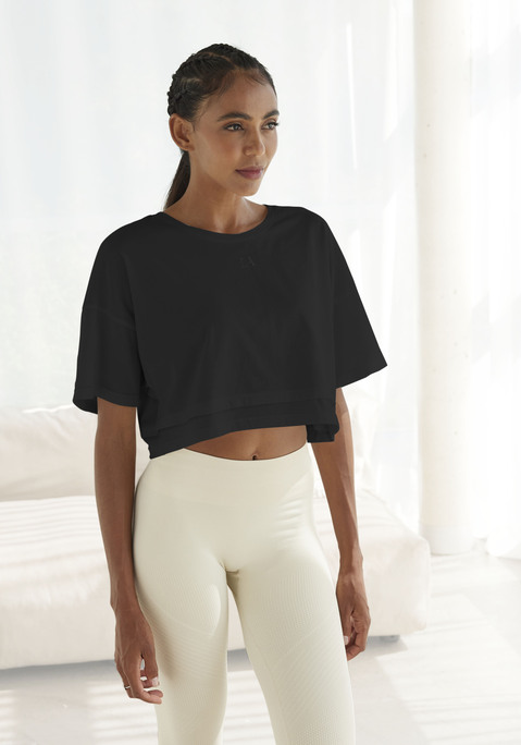 Bild: Kurzarmshirt von LASCANA: Lässiges Cropped-Shirt von Lascana mit Rundhalsausschnitt und lässig überschnittenen Schultern. Saum im Lagen-Look. Tonige Markenstickerei vorn. Weite, kastige Passform mit modisch verkürzter Länge. Elastischer Baumwolljersey.