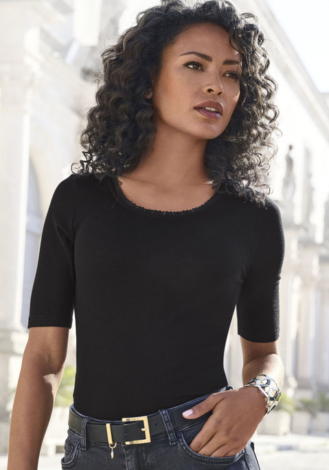 Bild: Kurzarmshirt von LASCANA: Unifarbenes T-Shirt von Lascana. Rundhalsausschnitt mit zarter floraler Spitze. Taillierte Passform. Feiner, elastischer Rippjersey mit weichem Griff aus angenehmer Viskose.