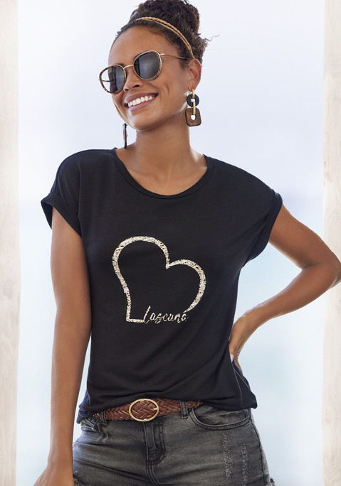 Bild: Kurzarmshirt von LASCANA: T-Shirt von Lascana mit großem Frontprint und Markenschriftzug. Rundhalsausschnitt mit Bündchen. Nahtlos angesetzte Krempelärmel. Bund mit Gummizug für eine lässige Passform. Weich fließender Viskosejersey.