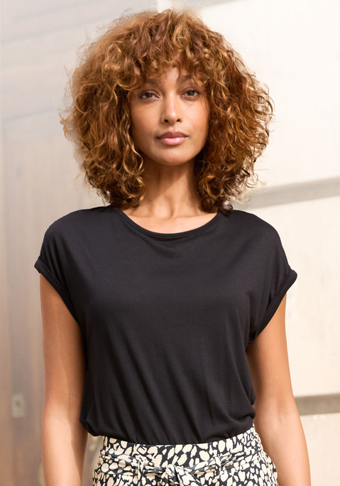 Bild: Kurzarmshirt von LASCANA: Shirt von LASCANA. Kurze Ärmel mit Umschlag. Länge ca. 64 cm. Nachhaltige Qualität aus 100% Viskose.