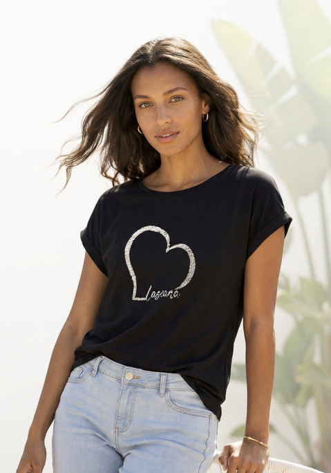 Bild: Kurzarmshirt von LASCANA: T-Shirt von Lascana mit großem Frontprint und Markenschriftzug. Rundhalsausschnitt mit Bündchen. Nahtlos angesetzte Krempelärmel. Bund mit Gummizug für eine lässige Passform. Weich fließender Viskosejersey.