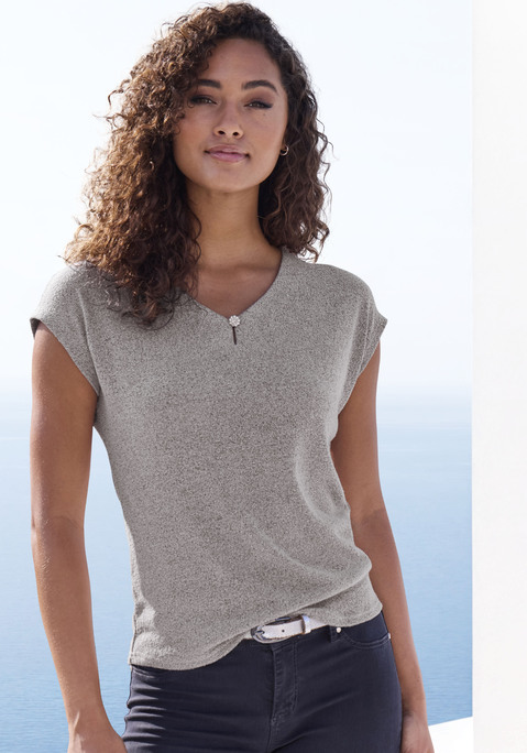 Bild: Kurzarmshirt von LASCANA: Kurzarm-Shirt von Lascana. V-Ausschnitt mit Cut-out und kleinem Knopf mit Schmucksteinbesatz. Ideal für den Alltag und besondere Anlässe. Weiche, strukturierte Qualität mit Viskose.