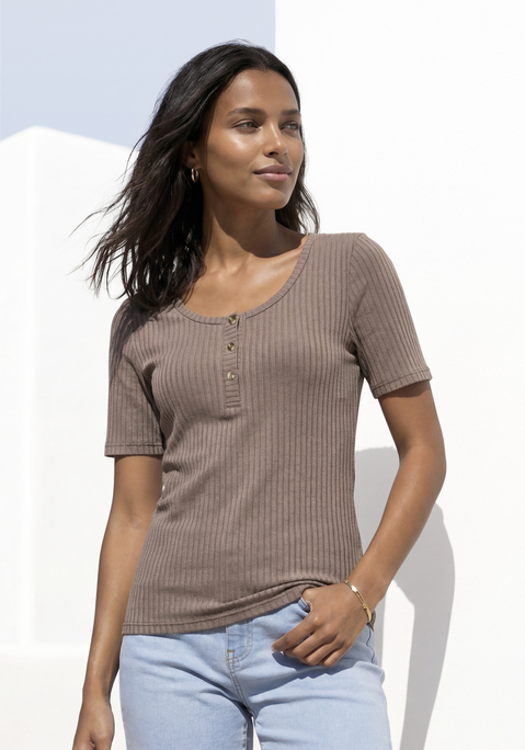 Bild: Kurzarmshirt von LASCANA: Kurzärmliges Shirt mit geradem Saum von Lascana. Mit kleiner Knopfleiste und Knöpfen in Horn-Optik. Perfekt für Urlaub und Freizeit. Elastische Ripp-Qualität aus feiner Viskose.