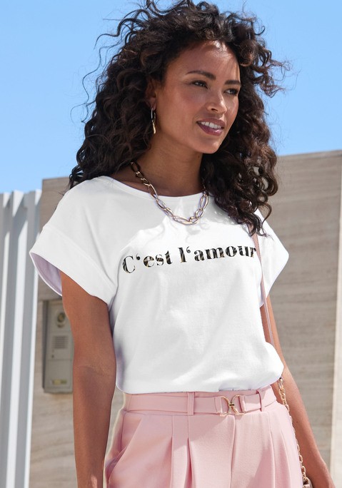 Bild: Kurzarmshirt von LASCANA: Unifarbenes, lässig geschnittenes T-Shirt von Lascana mit Rundhalsausschnitt und Schriftzug in Foliendruck auf der Vorderseite. Ärmel mit Blende. Gerader Saumabschluss. Passt zu vielen verschiedenen Looks. Aus softer Baumwollqualität.