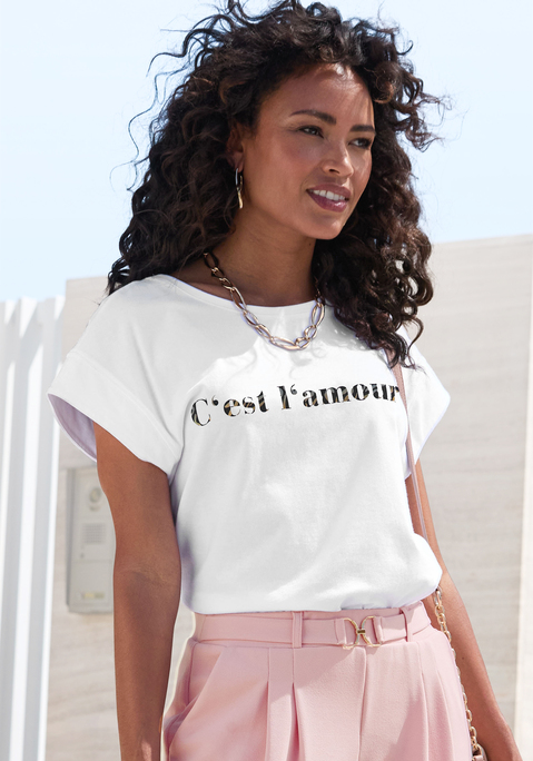 Bild: Kurzarmshirt von LASCANA: Unifarbenes, lässig geschnittenes T-Shirt von Lascana mit Rundhalsausschnitt und Schriftzug in Foliendruck auf der Vorderseite. Ärmel mit Blende. Gerader Saumabschluss. Passt zu vielen verschiedenen Looks. Aus softer Baumwollqualität.