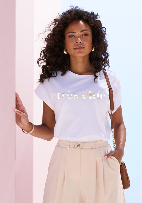 Bild: Kurzarmshirt von LASCANA: Unifarbenes T-Shirt von Lascana mit Rundhalsausschnitt. Kurze Ärmel mit Blende. Schriftzug in Foliendruck vorn. Gerader Saumabschluss. Perfekter Kombipartner für viele verschiedene Looks. Softer Baumwoll-Jersey.