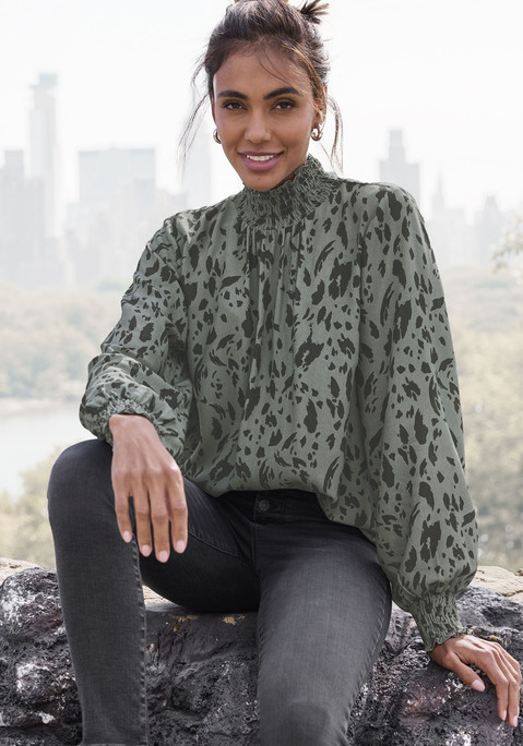 Bild: Langarmbluse von LASCANA: Langärmelige Bluse von Lascana mit Allovermuster. Gesmokter Stehkragen und Ärmelbündchen. Lockere Passform. Leichte Webware aus Viskose.