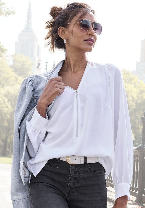 Bild: Langarmbluse von LASCANA: Lässige Bluse von Lascana mit V-Ausschnitt und  Reißverschlussdekor vorn. Geraffte Schulternähte. Lange Manschettenärmel. Gerader Blusensaum mit Seitennahtschlitzen. Lockere Passform. Leicht strukturierte, pflegeleichte Webqualität.