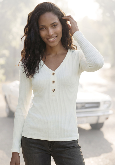 Bild: Langarmshirt von LASCANA: Langärmliges Shirt mit geradem Saum von Lascana. Mit aufgesetzter Knopfleiste und Knöpfen in Horn-Optik. Kombinationsstark zu Denim-Styles. Elastische Ripp-Qualität aus feiner Viskose.