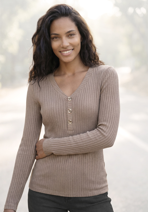 Bild: Langarmshirt von LASCANA: Langärmliges Shirt mit geradem Saum von Lascana. Mit aufgesetzter Knopfleiste und Knöpfen in Horn-Optik. Kombinationsstark zu Denim-Styles. Elastische Ripp-Qualität aus feiner Viskose.