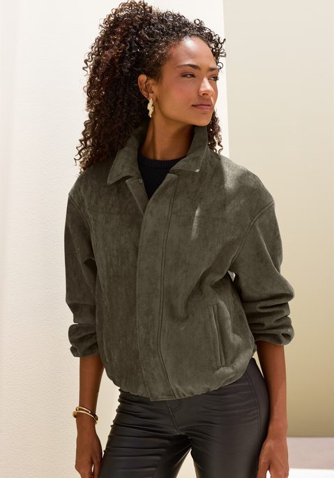 Bild: Lederimitatjacke von LASCANA: <h3>Bikerjacke im Oversize-Fit von <strong>Lascana</strong></h3>
<p>
Die coole Bikerjacke von <strong>Lascana</strong> besticht durch ihren lässigen Oversize-Fit und den markanten Kragen. Mit ihrem verdeckten Reißverschluss und den praktischen Leistentaschen vereint sie stilvolles Design mit Funktionalität. Die langen Ärmel und der breite Gummibund am Saum sorgen für eine moderne Silhouette und bieten gleichzeitig optimale Bewegungsfreiheit. Diese Jacke ist nicht nur ein modisches Statement, sondern setzt auch auf höchsten Komfort dank des weichen Velourslederimitats.
</p>

<h4>Produktdetails und Mehrwerte</h4>
<p>
Die figurumspielende Passform der Jacke sorgt für einen bequemen Sitz und lässt sich vielseitig kombinieren. Die unifarbene Optik verleiht ihr eine elegante Note, während die hochwertigen Materialien für ein angenehmes Tragegefühl sorgen. Um die Langlebigkeit zu gewährleisten, empfiehlt es sich, die Jacke regelmäßig zu reinigen und vor direkter Sonneneinstrahlung zu schützen.
</p>

<h4>Outfit-Tipps und Trageanlässe</h4>
<p>
Diese Bikerjacke eignet sich perfekt für lässige Streetwear-Looks und lässt sich ideal zu Jeans oder einem Rock kombinieren. In Kombination mit stylischen Sneakern oder lässigen Boots entsteht ein angesagter Freizeitlook. Auch für Outdoor-Aktivitäten oder entspannte Treffen mit Freunden ist die Jacke bestens geeignet. Accessoires wie eine coole Sonnenbrille oder eine schicke Umhängetasche runden das Outfit ab und setzen zusätzliche Akzente.
</p>

<p>
Die Bikerjacke von <strong>Lascana</strong> ist genau das richtige Kleidungsstück, um jedem Outfit einen besonderen Touch zu verleihen!
</p>