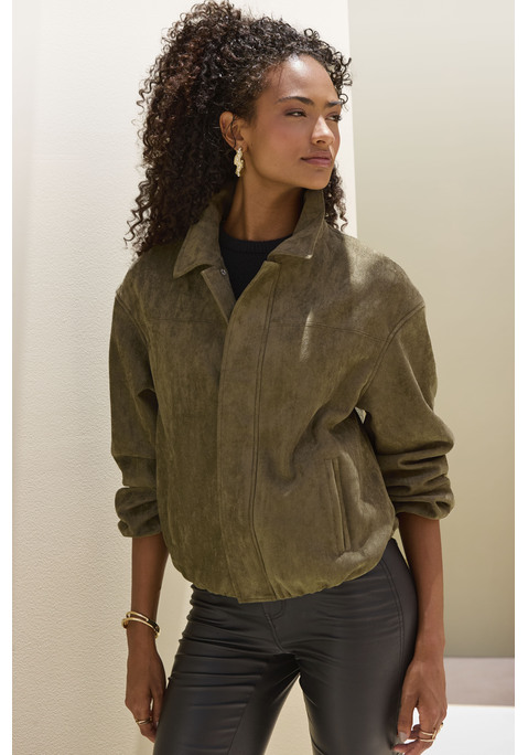 Bild: Lederimitatjacke von LASCANA: <h3>Bikerjacke im Oversize-Fit von <strong>Lascana</strong></h3>
<p>
Die coole Bikerjacke von <strong>Lascana</strong> besticht durch ihren lässigen Oversize-Fit und den markanten Kragen. Mit ihrem verdeckten Reißverschluss und den praktischen Leistentaschen vereint sie stilvolles Design mit Funktionalität. Die langen Ärmel und der breite Gummibund am Saum sorgen für eine moderne Silhouette und bieten gleichzeitig optimale Bewegungsfreiheit. Diese Jacke ist nicht nur ein modisches Statement, sondern setzt auch auf höchsten Komfort dank des weichen Velourslederimitats.
</p>

<h4>Produktdetails und Mehrwerte</h4>
<p>
Die figurumspielende Passform der Jacke sorgt für einen bequemen Sitz und lässt sich vielseitig kombinieren. Die unifarbene Optik verleiht ihr eine elegante Note, während die hochwertigen Materialien für ein angenehmes Tragegefühl sorgen. Um die Langlebigkeit zu gewährleisten, empfiehlt es sich, die Jacke regelmäßig zu reinigen und vor direkter Sonneneinstrahlung zu schützen.
</p>

<h4>Outfit-Tipps und Trageanlässe</h4>
<p>
Diese Bikerjacke eignet sich perfekt für lässige Streetwear-Looks und lässt sich ideal zu Jeans oder einem Rock kombinieren. In Kombination mit stylischen Sneakern oder lässigen Boots entsteht ein angesagter Freizeitlook. Auch für Outdoor-Aktivitäten oder entspannte Treffen mit Freunden ist die Jacke bestens geeignet. Accessoires wie eine coole Sonnenbrille oder eine schicke Umhängetasche runden das Outfit ab und setzen zusätzliche Akzente.
</p>

<p>
Die Bikerjacke von <strong>Lascana</strong> ist genau das richtige Kleidungsstück, um jedem Outfit einen besonderen Touch zu verleihen!
</p>