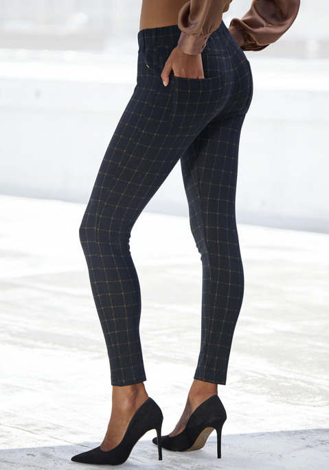 Bild: Leggings von LASCANA: Modische Leggings von Lascana mit Karomuster. Aufgesetzte Po-Taschen, schmaler Bund. Sitzt wie eine zweite Haut. Schön zu unifarbenen Oberteilen. Elastischer Viskose-Mix.