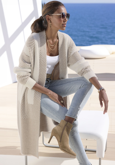 Bild: Longstrickjacke von LASCANA: Longstyle-Cardigan von Lascana mit Blockstreifen. Verschlusslose Front. Lange Ärmel. Lockere Passform mit geradem Saum. Weiche Strickqualität.