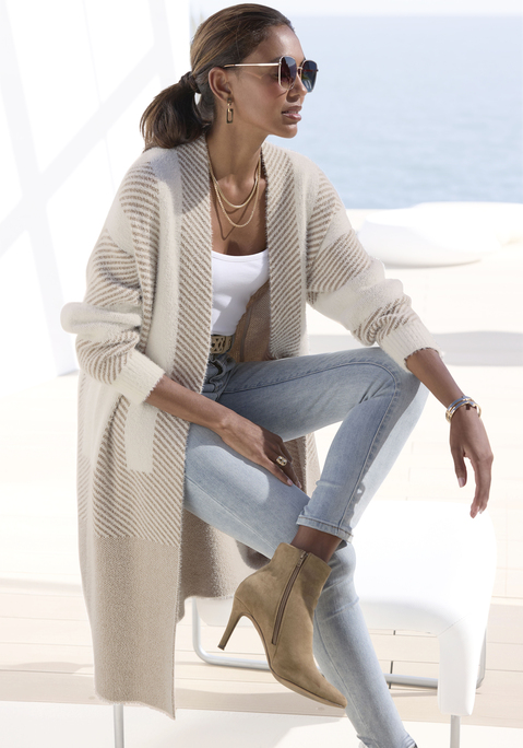 Bild: Longstrickjacke von LASCANA: Longstyle-Cardigan von Lascana mit Blockstreifen. Verschlusslose Front. Lange Ärmel. Lockere Passform mit geradem Saum. Weiche Strickqualität.